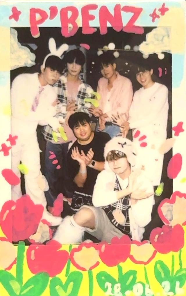 ขอบคุณที่มาขึ้นสเตจวันเกิดน้องชิลินนะครับ
น่าจะเป็นกรุ๊ปเชกิใบแรกจริงๆด้วย 5555
ยินดีที่ได้รู้จักครับ 😁 front