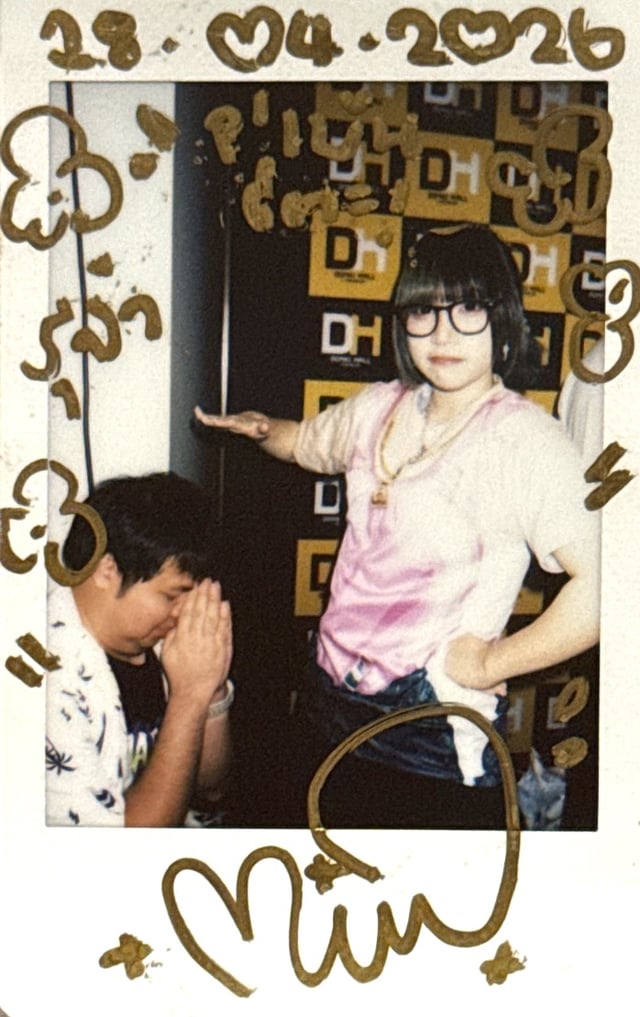 เห็นเหม่ลี่เอาชุดนี้มาไง
แล้วถ้าคุณไม่ได้ถ่ายกับชุดนี้คงเสียดายแย่
จัดให้เลยล่ะ
😆 front
