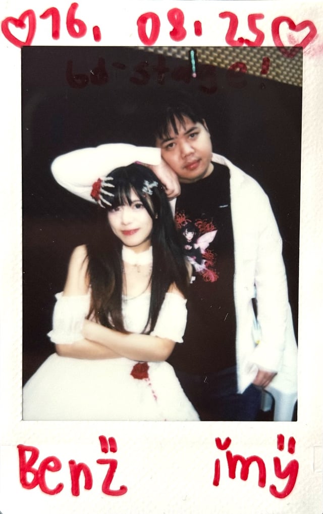 เย่~ จบไปแล้วสำหรับสเตจวันเกิด เครียดไหมๆ อาจจะรู้สึกตื่นเต้นจนเครียดมาก แต่ไม่เป็นไรนะ สำหรับครั้งแรกที่ต้องมาร้องเพลงคนเดียว โดยที่สเตจไม่ล่มได้เท่านี้ก็เก่งมากแล้วคุณ แล้วก็เพลงที่ใช้บ่งบอกตัวคุณได้ดีเลยล่ะ เก่งมาก ปุๆ front