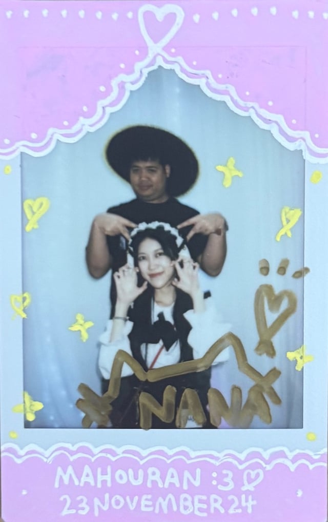 วันที่ถ่ายจำได้ว่ากำลังคุยอยู่ดีๆ ก็ได้รับแจ้งว่า วันนี้ชุดเอี๊ยมวันสุดท้ายนะ เอ้า! เพิ่งรู้กันทั้งเราทั้งแม่มด สรุปก็เลยได้ถ่าย Last เอี๊ยมเฉย front