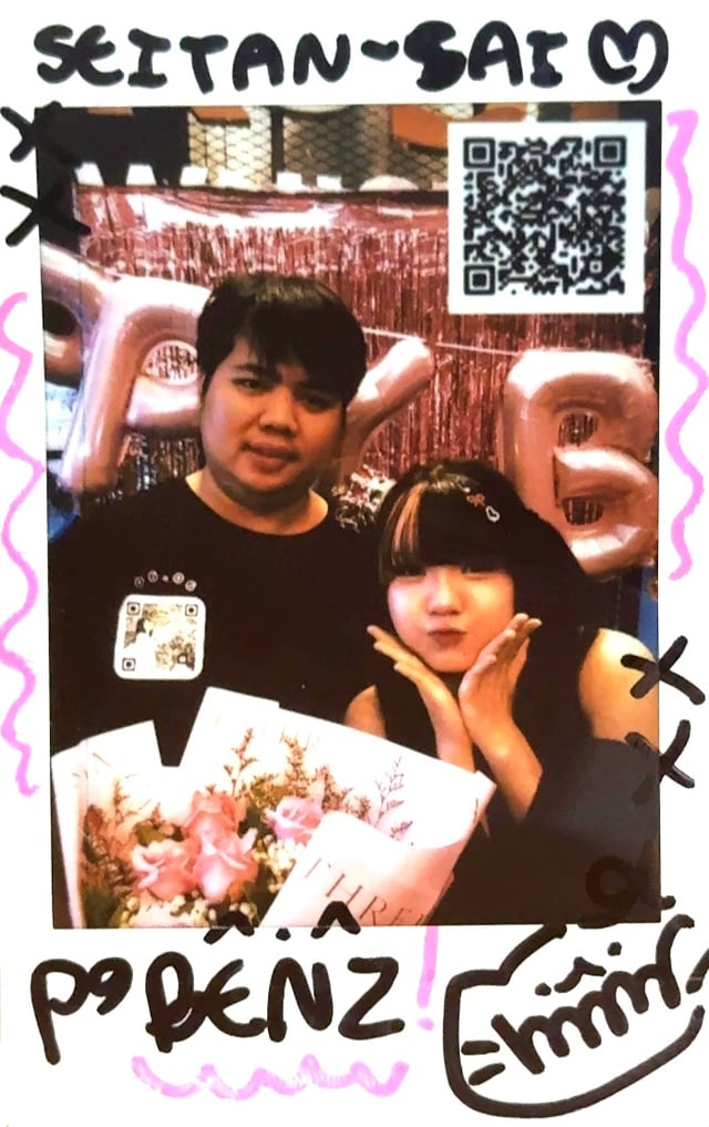 เย่~ สเตจจบลงไปแล้ว หายเหนื่อยรึยางง 5555
หลังจากคุณนั่งเครียด นอนดึกมาเป็นเดือนๆ ตั้งแต่รู้ว่าจะต้องมีเซตัน
ในที่สุดก็ได้จบลงแล้ว เย่~~~ เก่งมากๆ เลย ดีใจที่ได้โอชิคุณนะ
เพื่อตอบแทนในความพยายาม น่าจะต้องเป็นช่อดอกไม้แล้วล่ะ 5555
ขอบคุณที่ยอมเหน็ดเหนื่อยเพื่อแลกความสุขของคนดูนะ

ไว้เบื้องหลังคาเฟ่จะเล่าในรูปต่อไป :) front