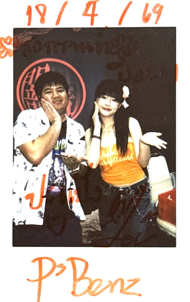 ได้ถ่ายกับสาวอยุธยา แต่งตัวได้เปรี้ยวมากครับ 😆 front