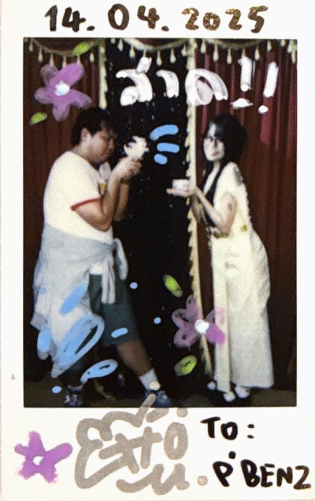 มีคนแต่งชุดไทย แบบนี้ต้องยิงเลย~ front