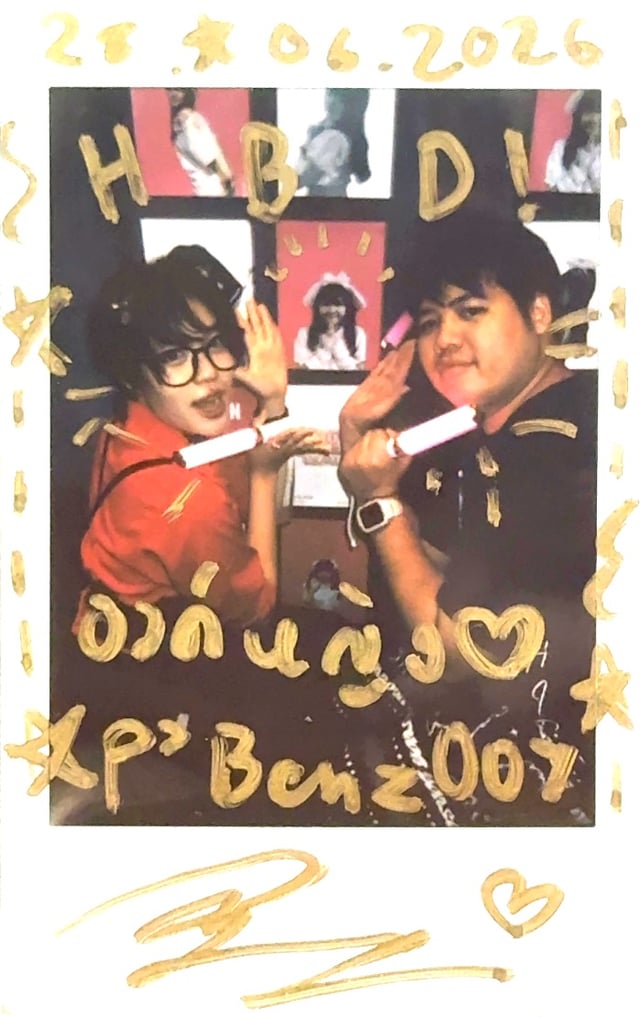 ในรูป ถ่ายกันสามคน โคตรจะเท่อ่ะ 5525252555
ขอบคุณที่ทำเซอร์ไพรส์ให้น้องนะ นี่ก็อยากเห็นคนอื่นทำให้น้องบ้าง เราทำไปเยอะแล้ว เก่งมาก ๆ front